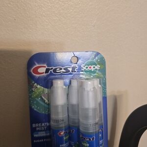 Crest Scope Breath Mist in Blue and White